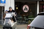 Laren 6 januari 2023
Johnny de Mol en zijn vrouw Anouk de Mol bij Joe and the juice in Laren .
