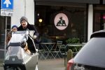 Laren 6 januari 2023
Johnny de Mol en zijn vrouw Anouk de Mol bij Joe and the juice in Laren .