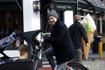 Laren 6 januari 2023
Johnny de Mol en zijn vrouw Anouk de Mol bij Joe and the juice in Laren .