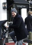 Laren 6 januari 2023
Johnny de Mol en zijn vrouw Anouk de Mol bij Joe and the juice in Laren .