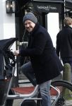 Laren 6 januari 2023
Johnny de Mol en zijn vrouw Anouk de Mol bij Joe and the juice in Laren .