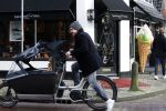 Laren 6 januari 2023
Johnny de Mol en zijn vrouw Anouk de Mol bij Joe and the juice in Laren .