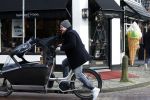 Laren 6 januari 2023
Johnny de Mol en zijn vrouw Anouk de Mol bij Joe and the juice in Laren .