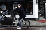 Laren 6 januari 2023
Johnny de Mol en zijn vrouw Anouk de Mol bij Joe and the juice in Laren .