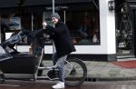 Laren 6 januari 2023
Johnny de Mol en zijn vrouw Anouk de Mol bij Joe and the juice in Laren .