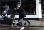 Laren 6 januari 2023
Johnny de Mol en zijn vrouw Anouk de Mol bij Joe and the juice in Laren .