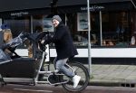 Laren 6 januari 2023
Johnny de Mol en zijn vrouw Anouk de Mol bij Joe and the juice in Laren .