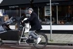 Laren 6 januari 2023
Johnny de Mol en zijn vrouw Anouk de Mol bij Joe and the juice in Laren .