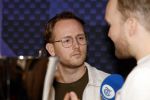 Hilversum 9 januari 2023
Arjan Lubach wordt bij beeld en Geluid gekozen tot mediapersoon van 2022. Andre v Duin reikt hem de prijs uit . Jordi Versteegden