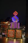 Amsterdam 20 en 22 december 2022
Kerstsfeer op de dam met het Paleis op de dam de Bijenkorf en Beursplein 5. Chanel No 5