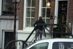 Amsterdam eerste week december 2022
Bij hetbhuis van Prinses Amalia wordt volop gewerkt . Ook is er politie en beveiliging aanwezig . Er wonen inmiddels ook al weer medestudenten in het pand.