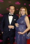 Amsterdam 16 januari 2023
Premiere Fijn weekend in Tuschinski.
De cast bestaat uit oa Sarah Chronis Carolien Spoor Jon karthaus Lisa Zweerman Steef de Bot Kay Greidanus en Aus Greidanus sr. Laurien Verstraten zwanger met partner
