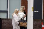 Alkmaar 21 december 2022
Mary Borsato en .... arriveren op de verjaardag van Marco Borsato bij zijn appartement.