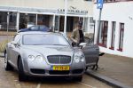 Scheveningen 23 december 2022
Rogier Smit met zijn honden bij zijn Bentley auto