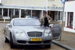Scheveningen 23 december 2022
Rogier Smit met zijn honden bij zijn Bentley auto