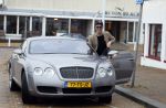 Scheveningen 23 december 2022
Rogier Smit met zijn honden bij zijn Bentley auto