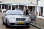 Scheveningen 23 december 2022
Rogier Smit met zijn honden bij zijn Bentley auto