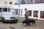 Scheveningen 23 december 2022
Rogier Smit met zijn honden bij zijn Bentley auto
