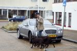 Scheveningen 23 december 2022
Rogier Smit met zijn honden bij zijn Bentley auto