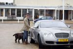 Scheveningen 23 december 2022
Rogier Smit met zijn honden bij zijn Bentley auto