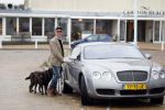 Scheveningen 23 december 2022
Rogier Smit met zijn honden bij zijn Bentley auto