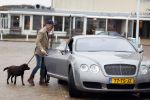 Scheveningen 23 december 2022
Rogier Smit met zijn honden bij zijn Bentley auto