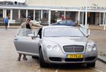 Scheveningen 23 december 2022
Rogier Smit met zijn honden bij zijn Bentley auto