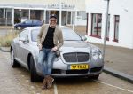 Scheveningen 23 december 2022
Rogier Smit met zijn honden bij zijn Bentley auto