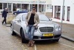 Scheveningen 23 december 2022
Rogier Smit met zijn honden bij zijn Bentley auto