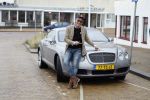Scheveningen 23 december 2022
Rogier Smit met zijn honden bij zijn Bentley auto
