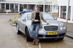 Scheveningen 23 december 2022
Rogier Smit met zijn honden bij zijn Bentley auto
