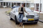 Scheveningen 23 december 2022
Rogier Smit met zijn honden bij zijn Bentley auto