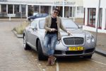 Scheveningen 23 december 2022
Rogier Smit met zijn honden bij zijn Bentley auto