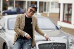 Scheveningen 23 december 2022
Rogier Smit met zijn honden bij zijn Bentley auto