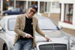 Scheveningen 23 december 2022
Rogier Smit met zijn honden bij zijn Bentley auto