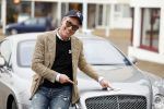 Scheveningen 23 december 2022
Rogier Smit met zijn honden bij zijn Bentley auto
