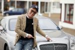 Scheveningen 23 december 2022
Rogier Smit met zijn honden bij zijn Bentley auto