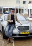 Scheveningen 23 december 2022
Rogier Smit met zijn honden bij zijn Bentley auto