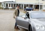 Scheveningen 23 december 2022
Rogier Smit met zijn honden bij zijn Bentley auto