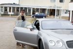 Scheveningen 23 december 2022
Rogier Smit met zijn honden bij zijn Bentley auto