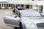 Scheveningen 23 december 2022
Rogier Smit met zijn honden bij zijn Bentley auto
