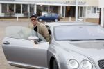 Scheveningen 23 december 2022
Rogier Smit met zijn honden bij zijn Bentley auto