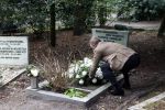 Bilthoven 7 januari 2023
Rogier Smit Oltmans bij het graf van zijn vader Willem Oltmans .