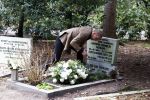 Bilthoven 7 januari 2023
Rogier Smit Oltmans bij het graf van zijn vader Willem Oltmans .