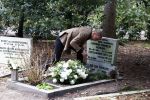 Bilthoven 7 januari 2023
Rogier Smit Oltmans bij het graf van zijn vader Willem Oltmans .