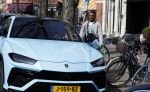 Amsterdam 11 april 2022
Steven Bergwijn in zijn Lamborghini Urus in Amsterdam zuid