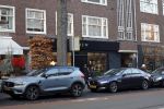 Amsterdam 17 december 2022
Tatjana haar auto voor haar huis/appartement in Amsterdam zuid