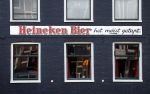 Amsterdam 11 januari 2023
Youp v t Hek wandelend door het centrum van Amsterdam en een krantje lezend in een cafe in de jordaan