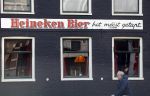 Amsterdam 11 januari 2023
Youp v t Hek wandelend door het centrum van Amsterdam en een krantje lezend in een cafe in de jordaan