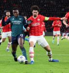 Eindhoven, 12 December 2023
Voorronde Champions League Seizoen 2023-2024
PSV-Arsenal FC , eindstand 1-1
Andre Ramalho in duel met Eddie Nketiah